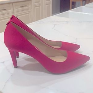 Michael Kor’s hot pink satin pumps. Size: 9 1/2 M.